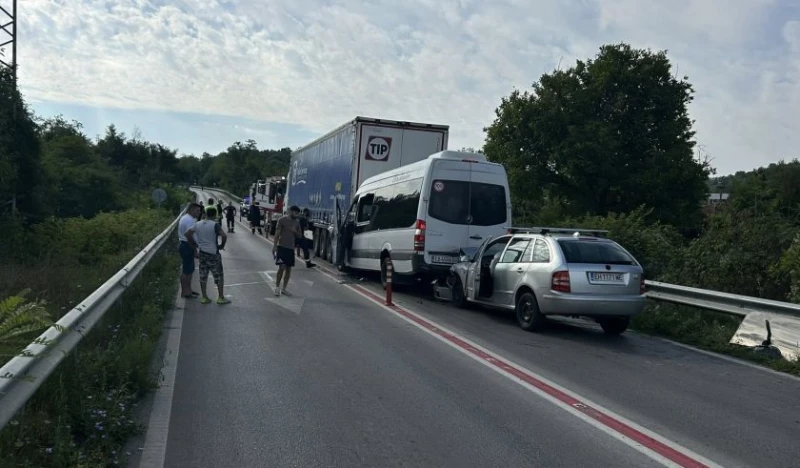 Верижна катастрофа между Габрово и Севлиево, има пострадал 
