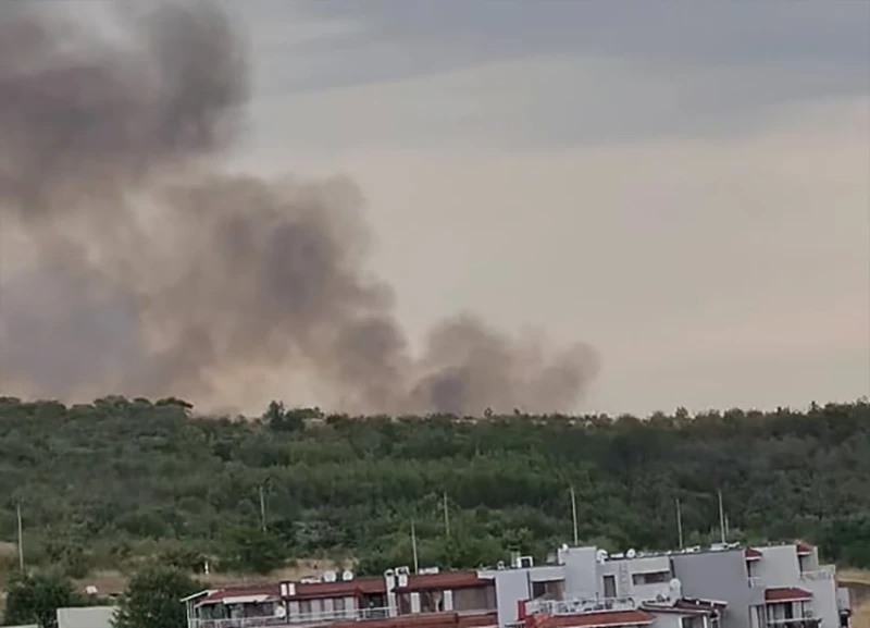 Мълнии предизвикаха пожари в Бургас