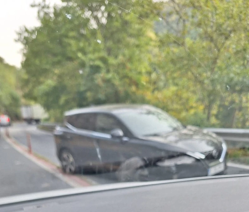Затруднено е движението в Кресненското дефиле заради катастрофа