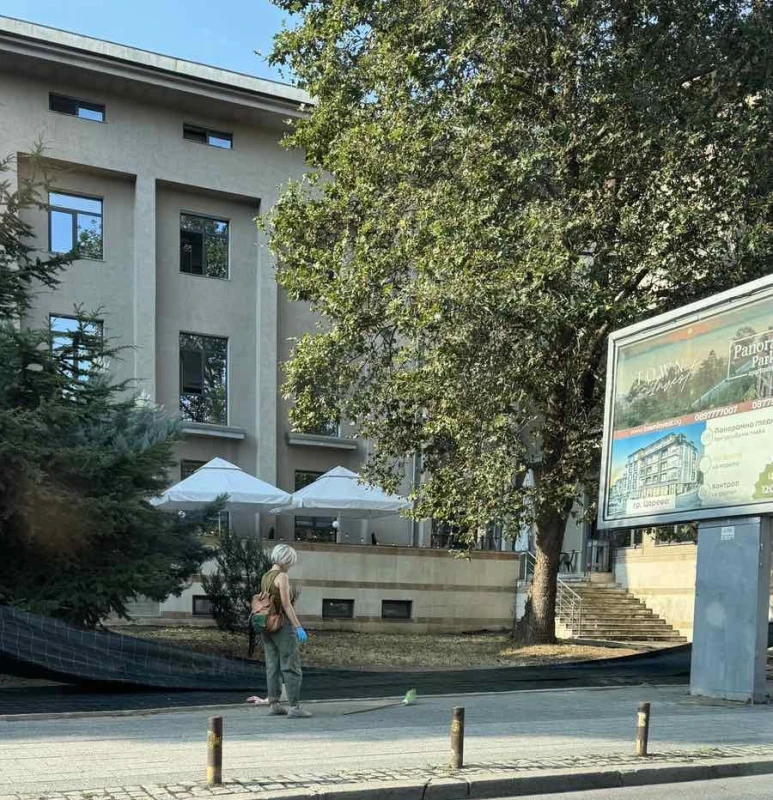 Община Пловдив отговори за черния найлон до Дома на културата - садят сукуленти
