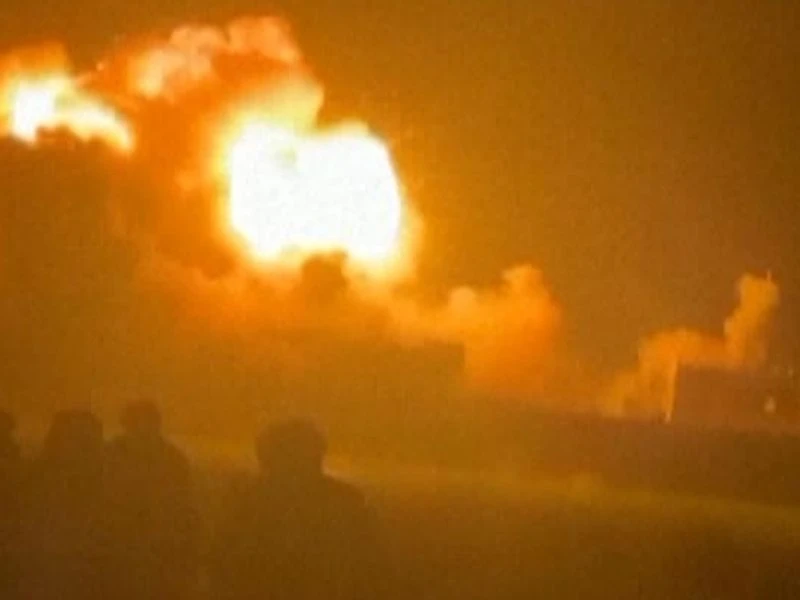 Бомбена експлозия уби двама полицаи и рани 14 души в Пакистан 