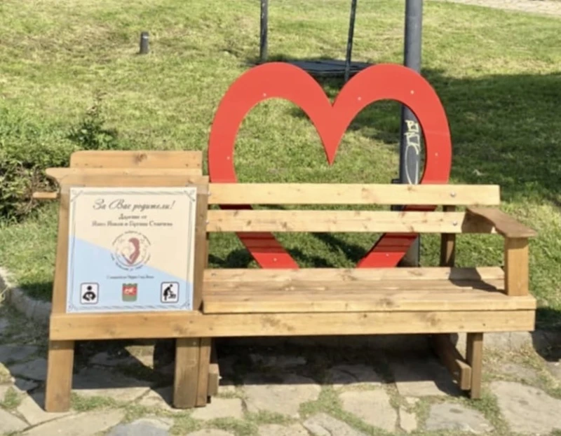 Четири специални пейки за кърмене и повиване на бебета са поставени в различни зони на Стара Загора