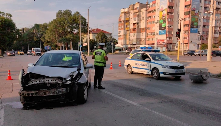 Жена се вряза в патрулка на голямо кръстовище в Русе