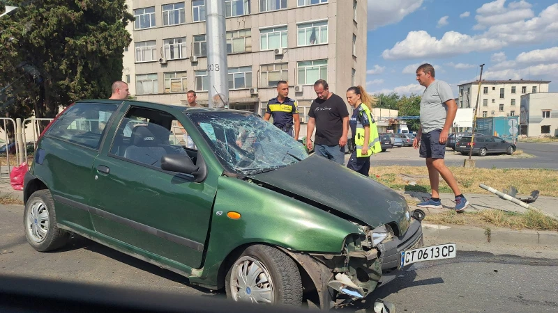 Кола и товарен автомобил се блъснаха в Стара Загора, няма пострадали