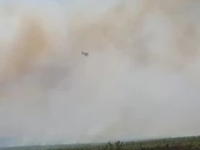 Хеликоптер Black Hawk се включва в гасенето на големия пожар в Сунгурларско, ситуацията в областта се усложнява много