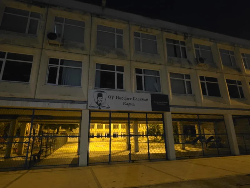 Пожар на територията на училище във Варна
