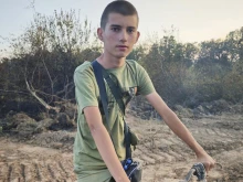 16-годишният Даниел носи храна и вода на пожарникари и доброволци, борещи се с пламъците край Сунгурларе