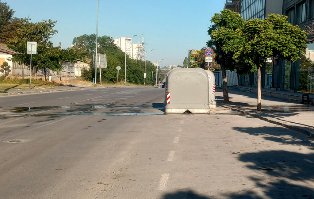 Контейнери за смет пречат на движението във Варна