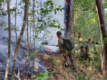Военни гасят пожари по въздух и земя на няколко места в страната