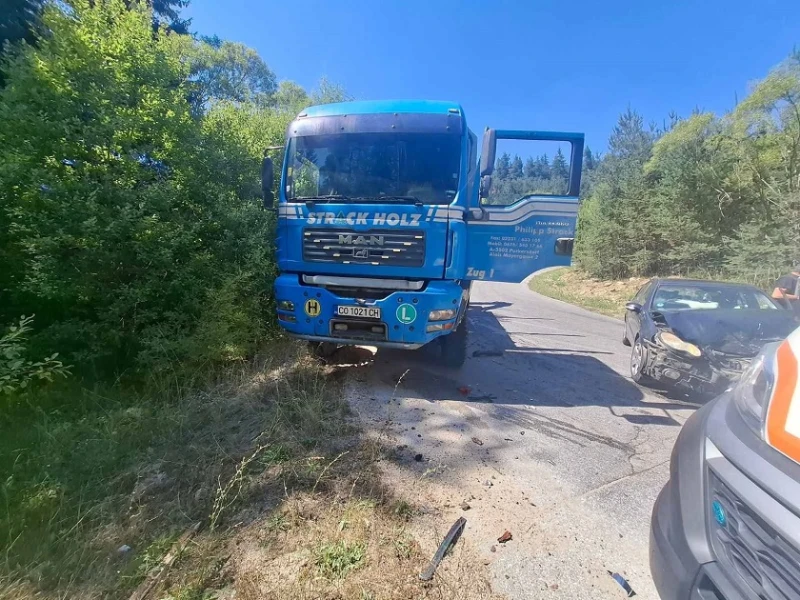Мъж и жена от Правец са пострадали при катастрофа на изхода на Доспат