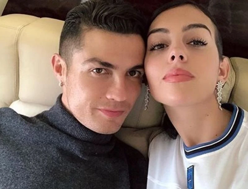След 9 години с една жена Роналдо предложи брак. На нея или на друга?