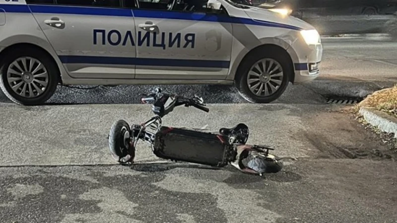 Водач на тротинетка изгуби контрол и се заби в кола