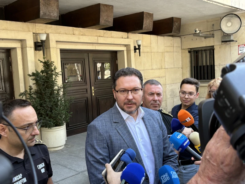 Митов: Сухото време и силният вятър правят пожарите трудни за овладяване