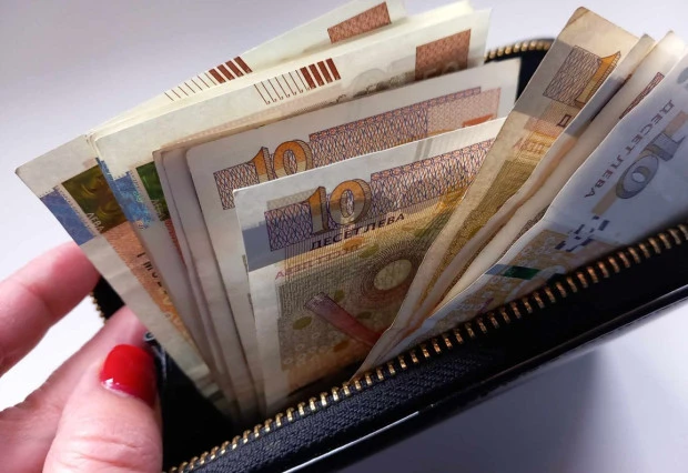 Средната работна заплата продължава да расте - ето в кои сектори взимат най-много