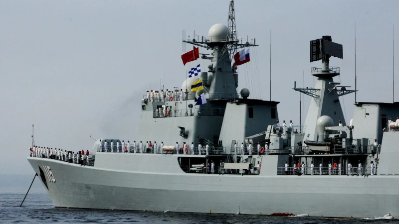 Китайски военни кораби са изтласкали американски разрушител от спорна островна зона