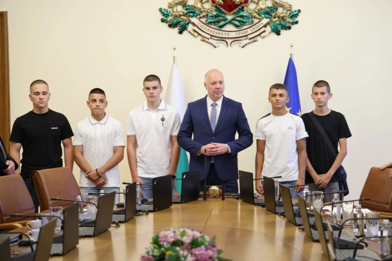 Премиерът приветства най-младите доброволци от пожарите край Сунгурларе: Нека това е заразителният пример