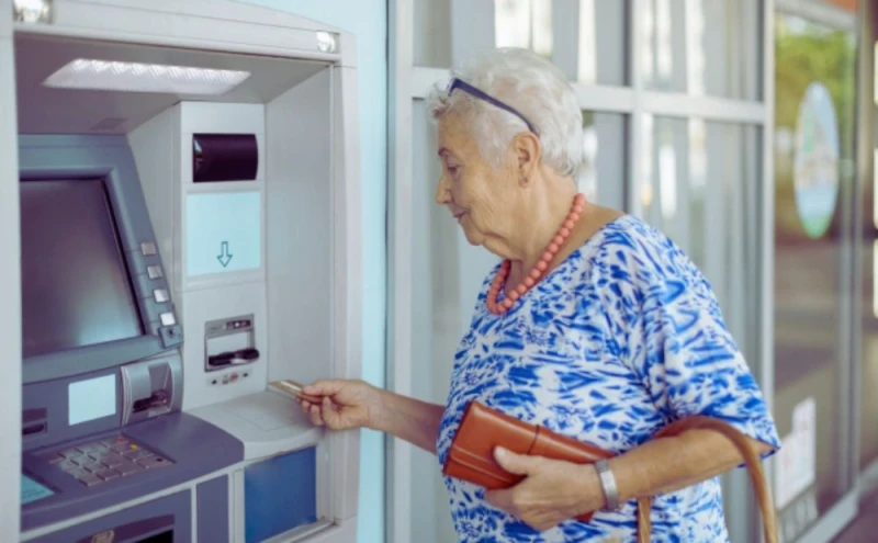 Пенсионерите ще продължат да получават същата пенсия, която са взимали досега, но вече в евро