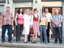 Даряват народна носия на фолклорен танцов състав "Жарава“