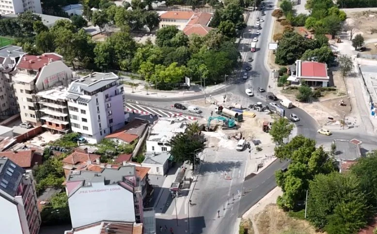 Изграждането на огромната шахта на "Пещерско шосе" напредва