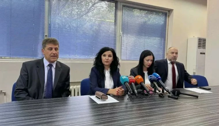 Брокер е в центъра на ОПГ-то, занимаващо се с трафик на наркотици. Набирали са тираджии, които да ги превозват в тайници