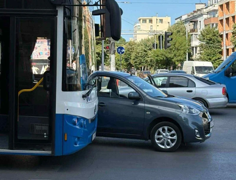 Автобус и кола се блъснаха в центъра на Варна и предизвикаха тапа