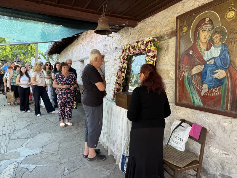 Стотици се поклониха пред Плачещата икона на Богородица в Арбанаси
