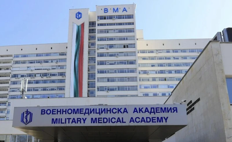 Трима души са приети във ВМА след жестоката катастрофа между кола и автобус в столицата