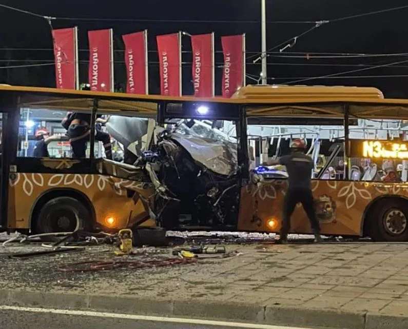 Видео показа как колата на 21-годишния Виктор влетява в автобуса