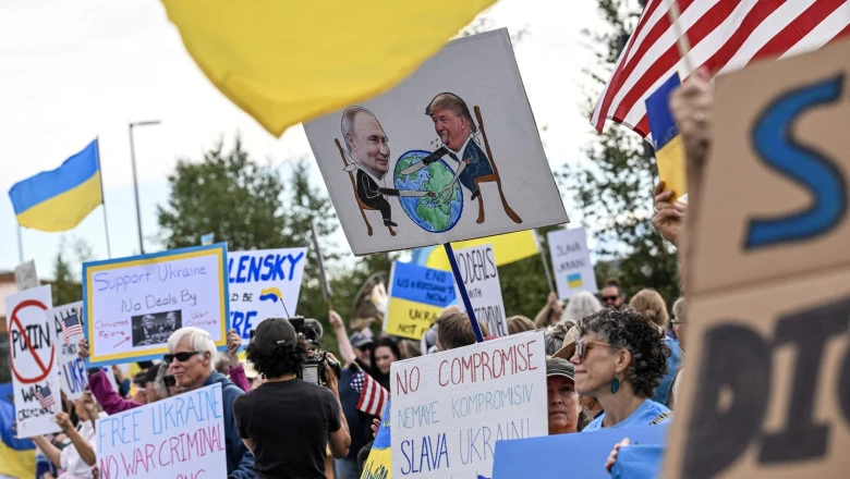 Жителите на Аляска посрещат Путин с украински знамена и лозунги в защита на Украйна