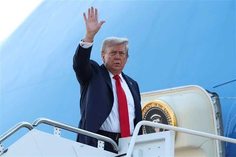 Тръмп се качи на борда на Air Force One, очаква го седемчасов полет до Аляска