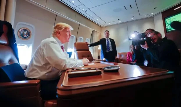 Тръмп на борда на Air Force One: Ще обсъдя с Путин размяната на територии, но решението ще бъде взето от Киев