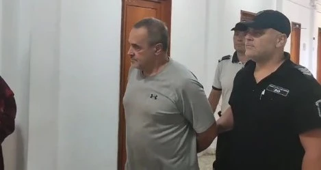 Оставиха в ареста шофьора, помел с джипа си двама на мотопед край Ахелой