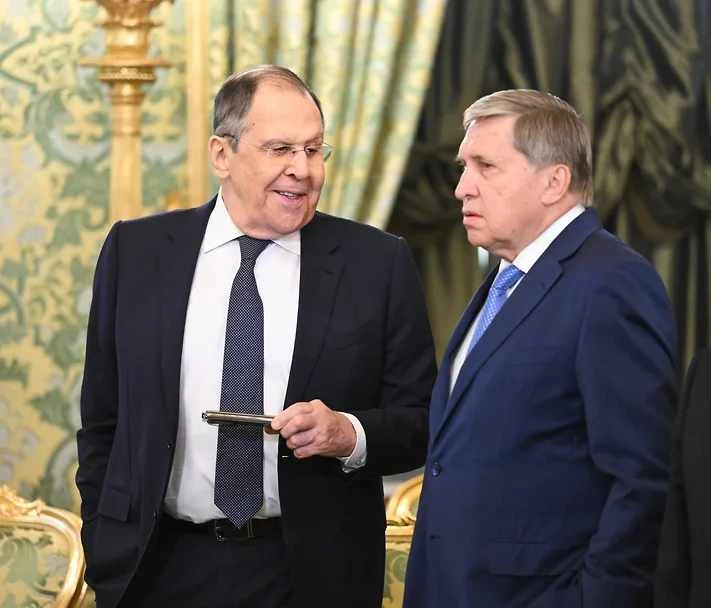 Лавров и Ушаков ще придружат Путин на срещата с Тръмп