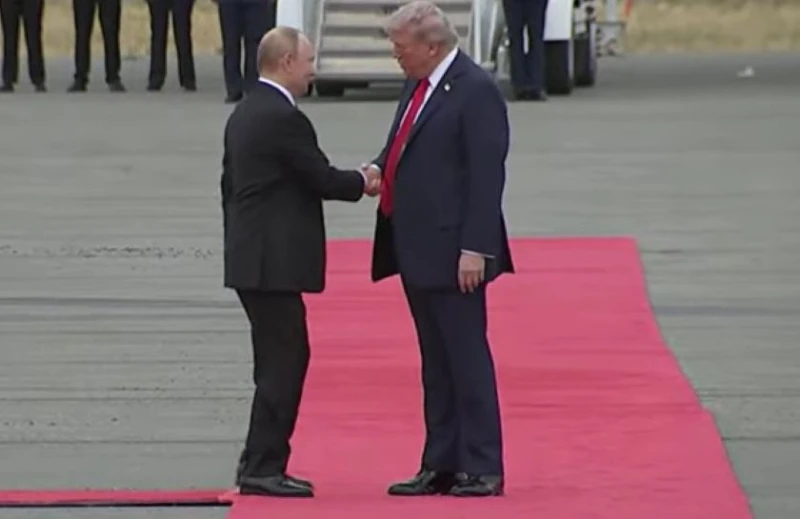 Американски военни самолети прелетяха над Тръмп и Путин 