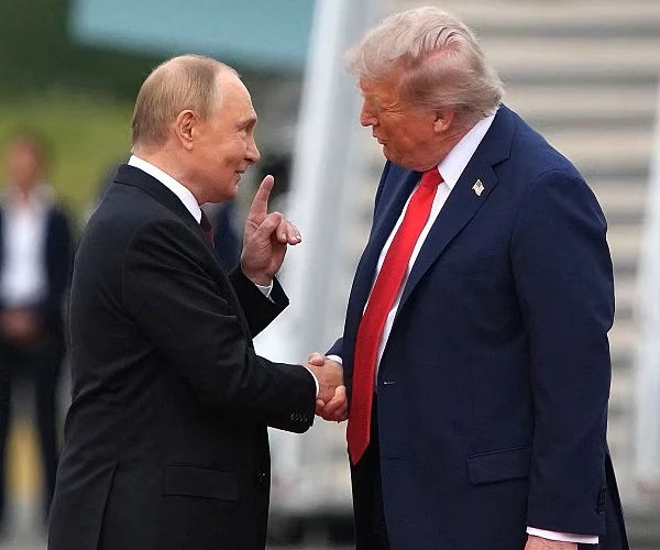 Историческа среща: Тръмп и Путин си стиснаха ръцете преди срещата на върха в Анкъридж