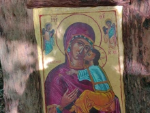 Още една икона поставиха в скалната обител в Красен