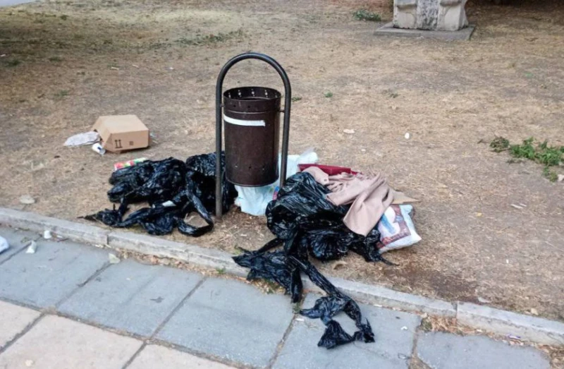 Едни цапат, други чистят, но картината във Варна не се променя