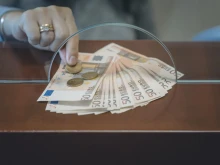 Ако имате спестени над 10 000 лв., които не са в банка, ето как най-лесно и бързо можете да ги обмените в евро