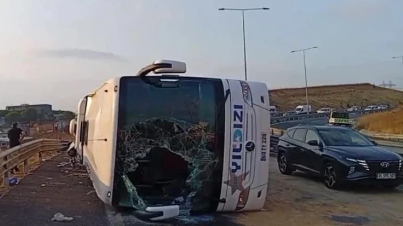 Пътнически автобус се преобърна на магистрала в Турция