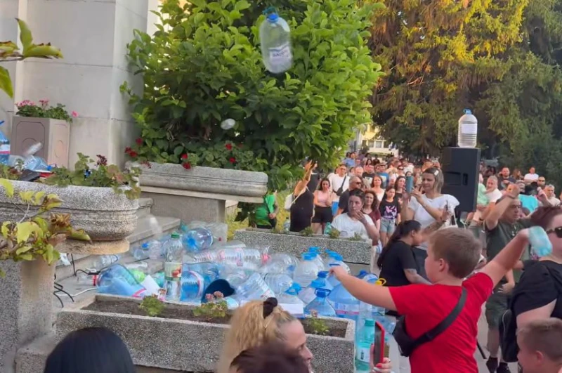 Община Плевен бе затрупана от празни бутилки от вода 