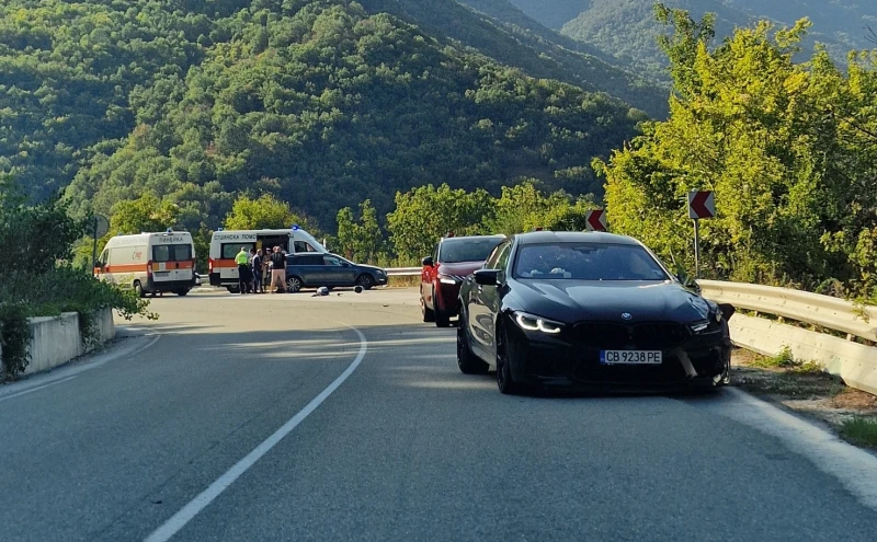Софиянец, с много скъпо BMW, блъсна двама мотористи в Смолянско! Пострадалите са в пловдивска болница