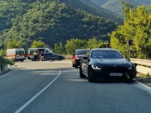 Софиянец, с много скъпо BMW, блъсна двама мотористи в Смолянско! Пострадалите са в пловдивска болница