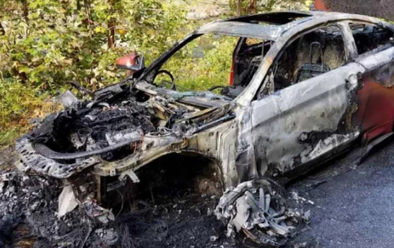 100 декара тревна растителност и автомобил BMW изгоряха в Софийско
