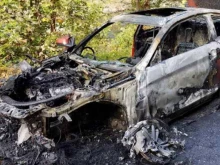 100 декара тревна растителност и автомобил BMW изгоряха в Софийско