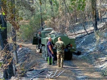 Военнослужещи все още гасят огнища край Дебелец