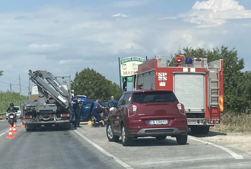 Пожарникари режат автомобил край Пловдив, за да извадят шофьора