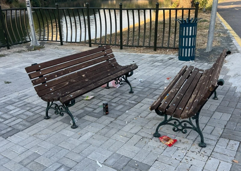 Общината в Ямбол гневно: Така ли изглеждат вашите домове – мръсни и с разхвърляни мебели?!