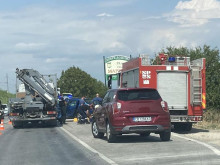 Пожарникари режат автомобил край Пловдив, за да извадят шофьор след тежка катастрофа