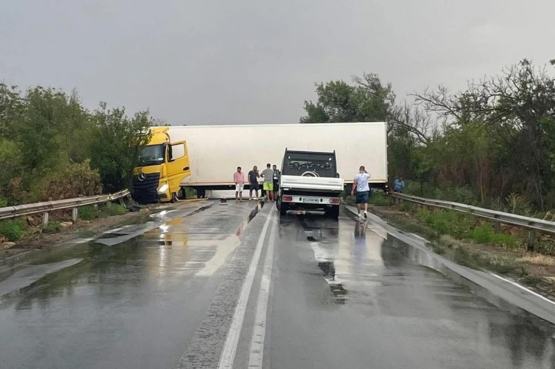 Камион застина перпендикулярно на пътното платно