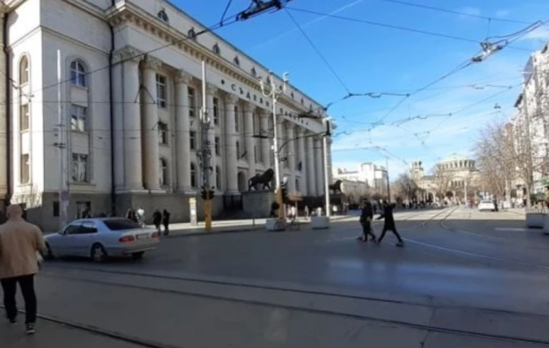 Гледат мярката на мъжа, опитал да открадне 114 хил. лева от жена пред банков клон в София